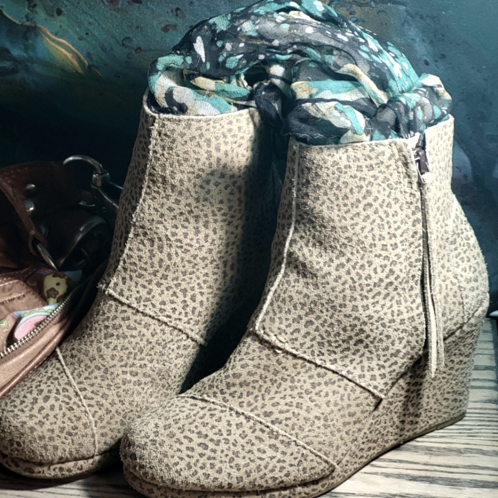 Tom's Clare wedge